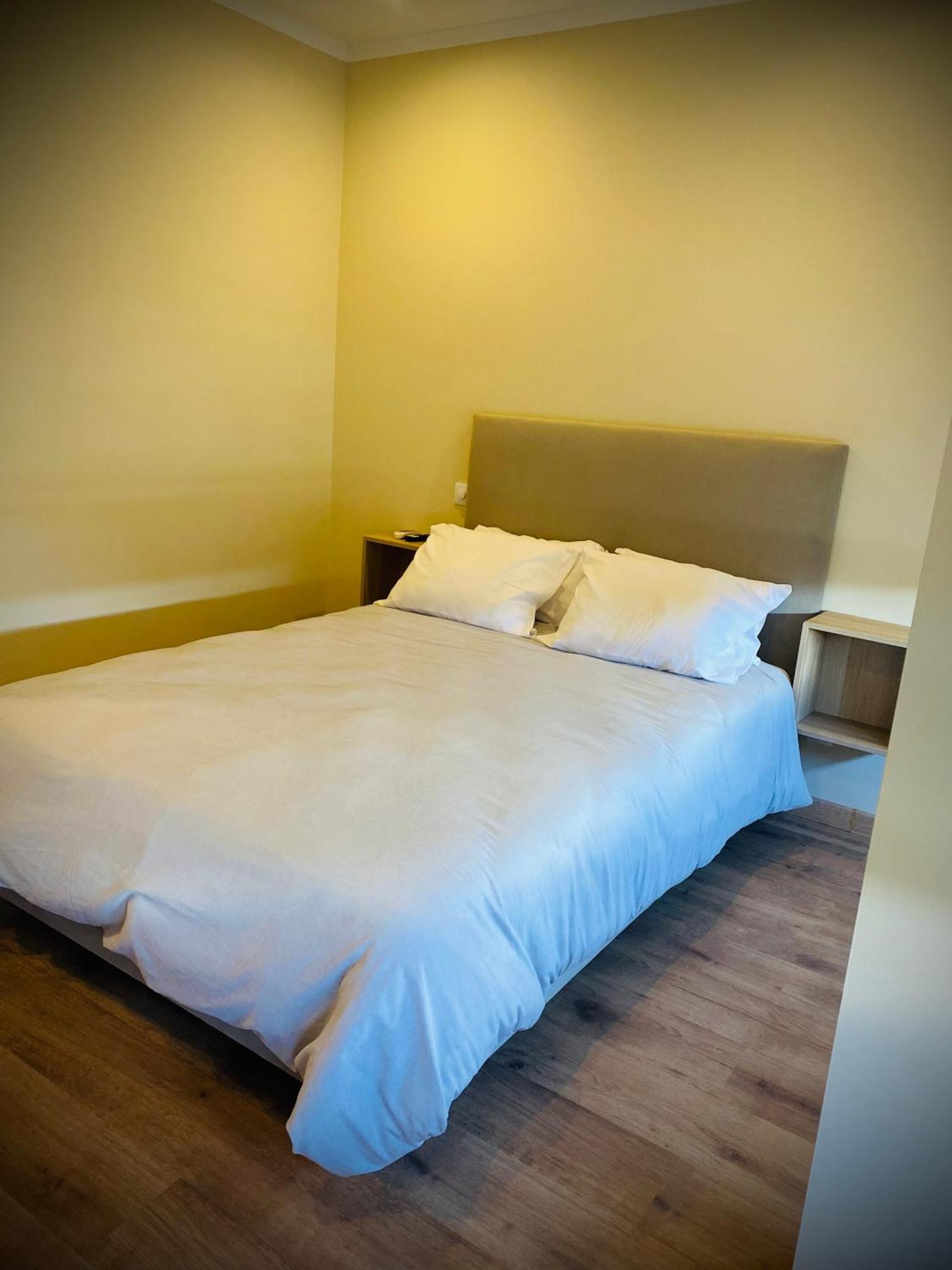 Acacias Rubras Hostel เฟร์เรย์รา โด เซเซเร ภายนอก รูปภาพ